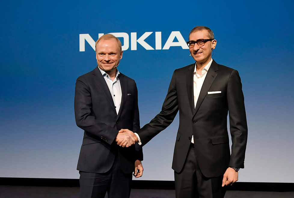 Pekka Lundmark estrecha la mano del saliente director ejecutivo de Nokia, Rajeev Suri (Reuters).