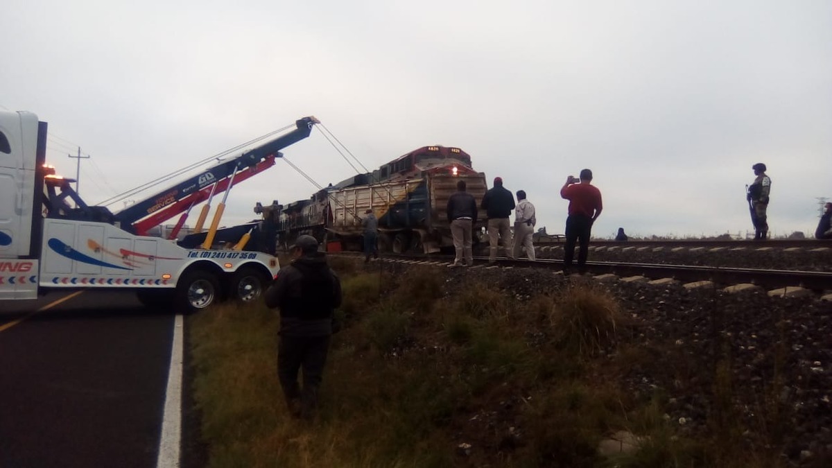 El percance ferroviario provocó que la vialidad estuviera bloqueada por varias horas. (Adolfo Tenahua)