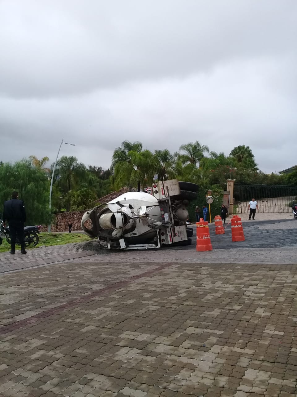Volcadura de revolvedora de concreto en León, deja un lesionado