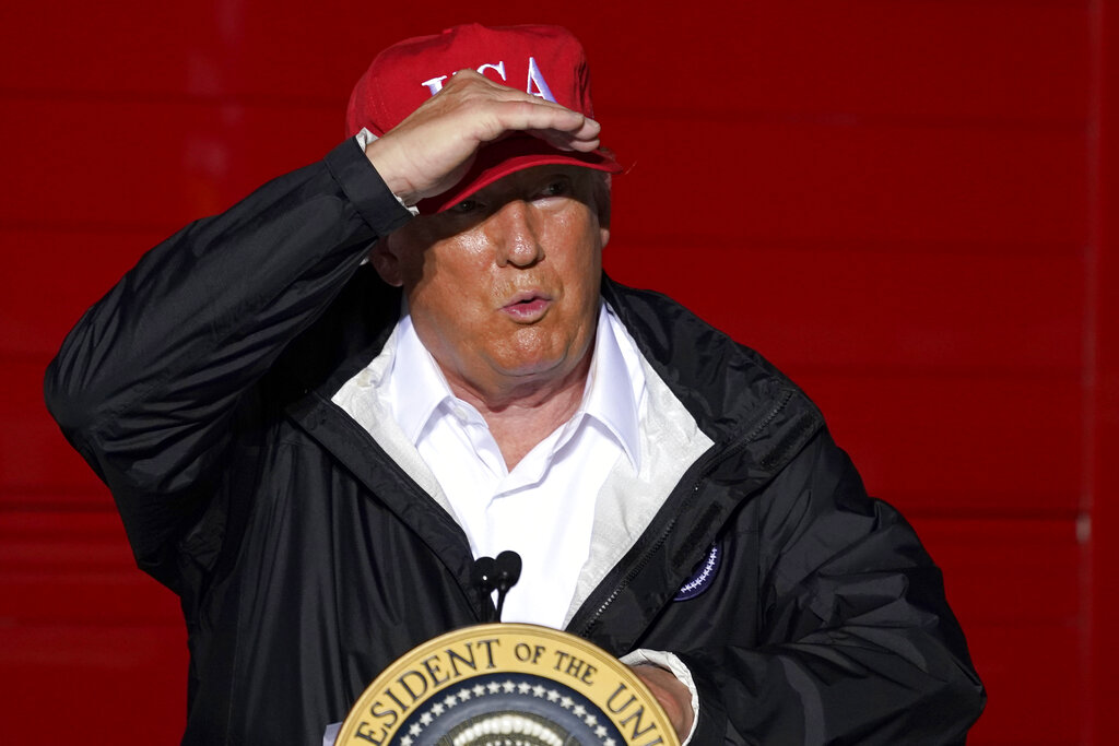 Donald Trump acudió a Luisiana para observar los daños del huracán Laura. (AP)