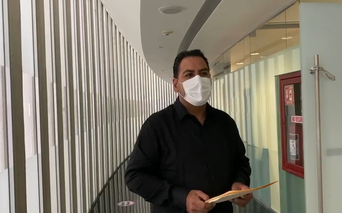 El legislador durante la entrega de su postulación en el Senado. (Especial)