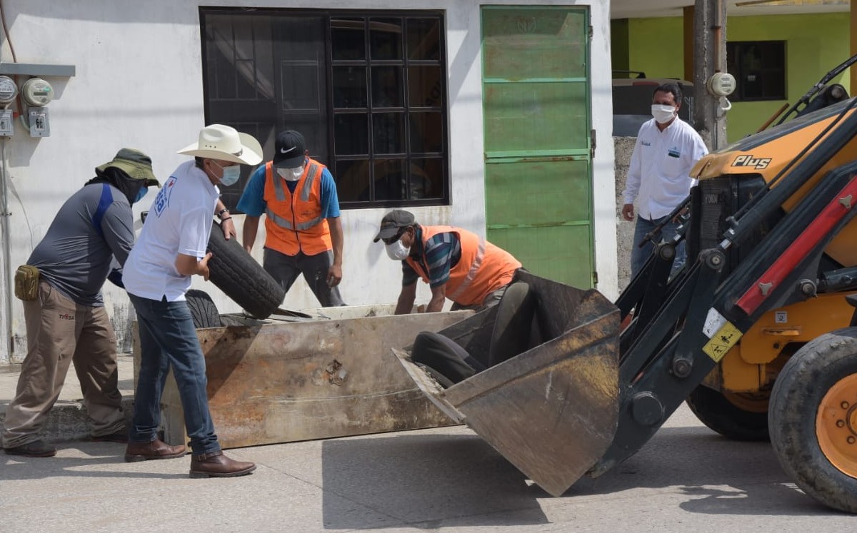 Jesús Nader acudió a la jornada en la colonia Enrique Cárdenas González. (Cortesía)