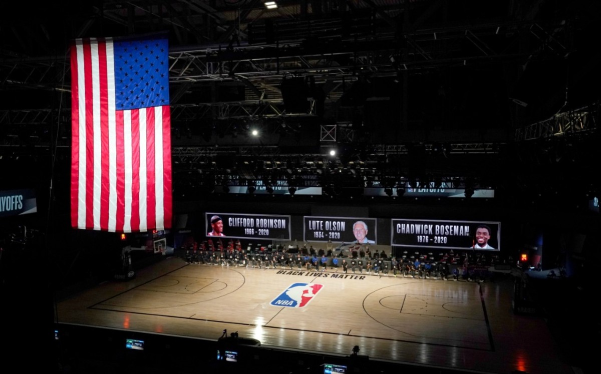 NBA rinde homenaje a Chadwick Boseman, Lute Olson y Cliff Robinson (AFP)