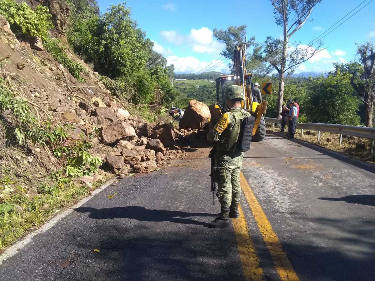 El personal militar removió tierra, piedras, troncos y ramas.