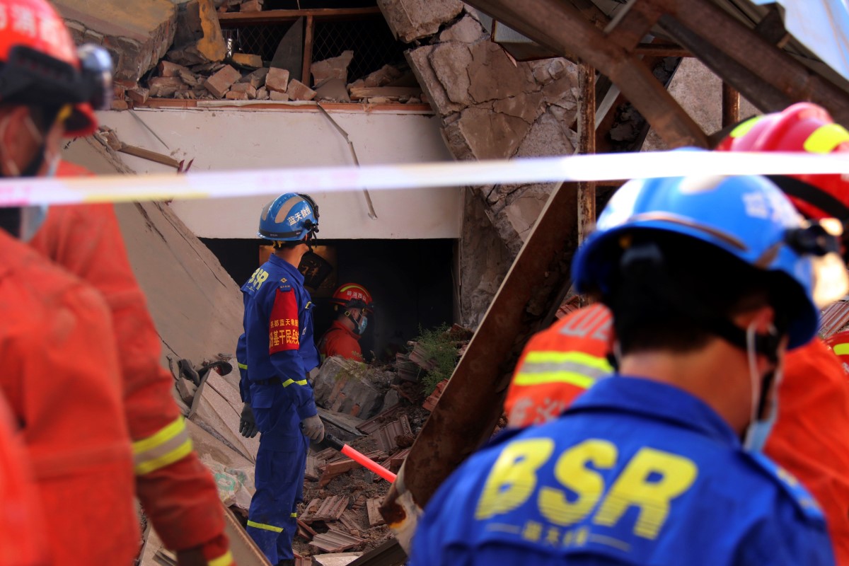 Un restaurante de dos pisos se derrumbó en Beijing, China. | AP
