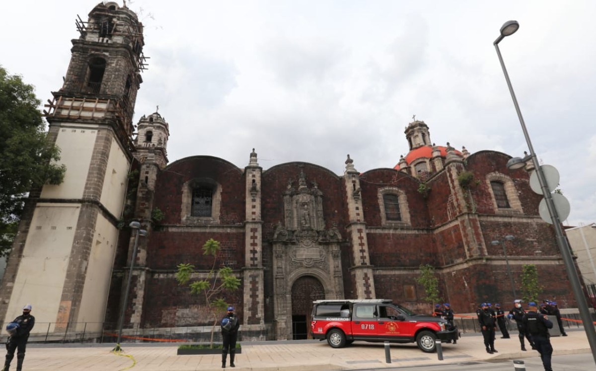 Los andamios en los arcos del campanario fueron los que se incendiaron al interior del templo del siglo XVIII. (Javier Ríos)