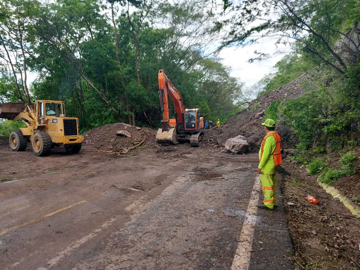 La Carretera Melaque-Puerto Vallarta presentó diversos deslaves. (Cortesía)
