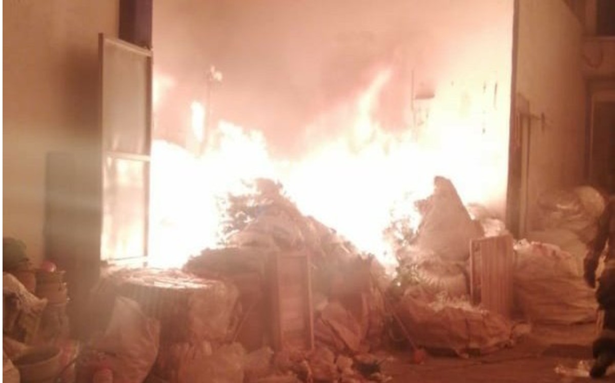 Incendio en bodega de Iztapalapa. (Tomado de @SGIRPC_CDMX)