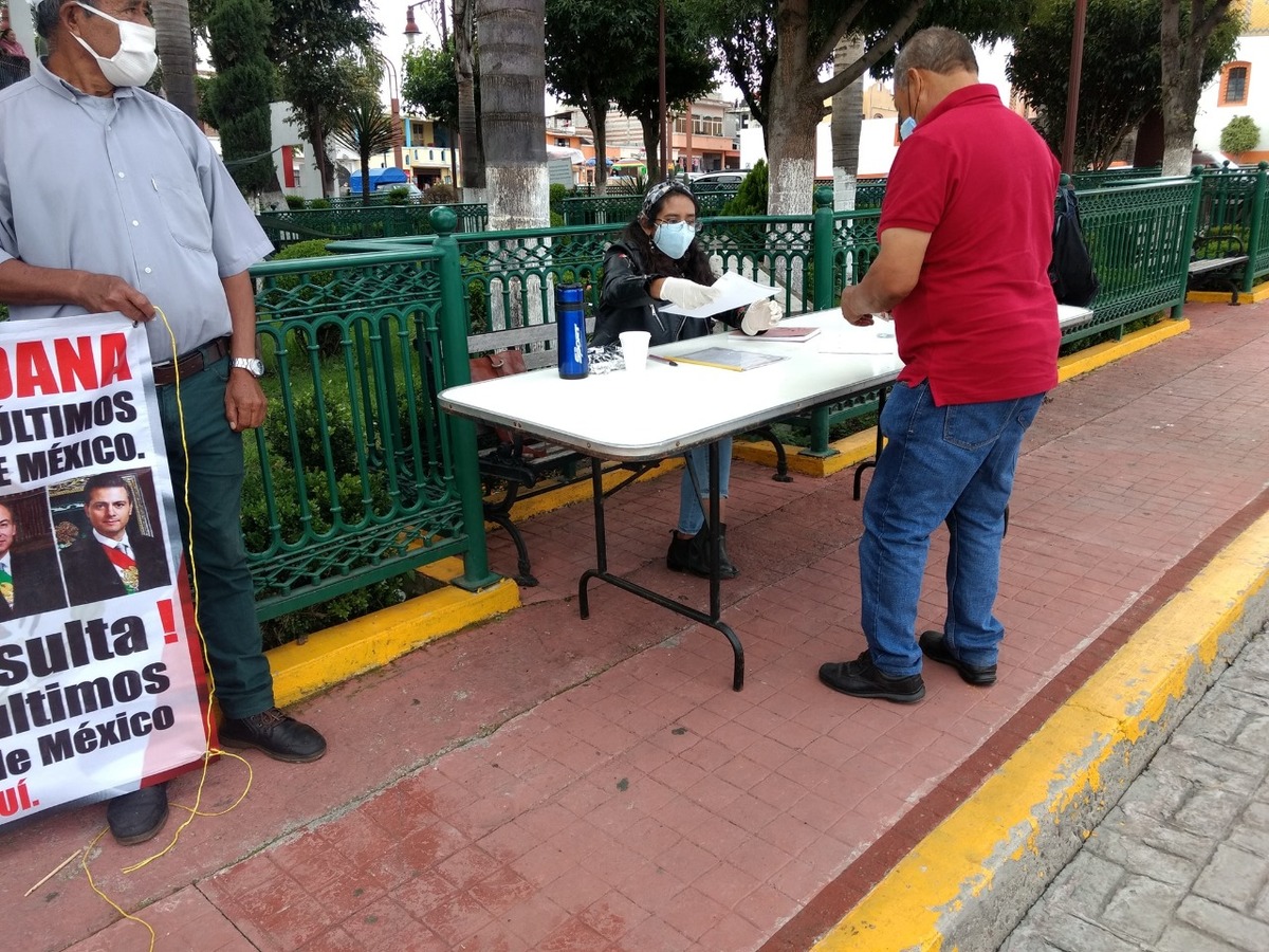 Tlaxcaltecas se suman a la colectar de firmas para enjuiciar a expresidentes de México. (Adolfo Tenahua)