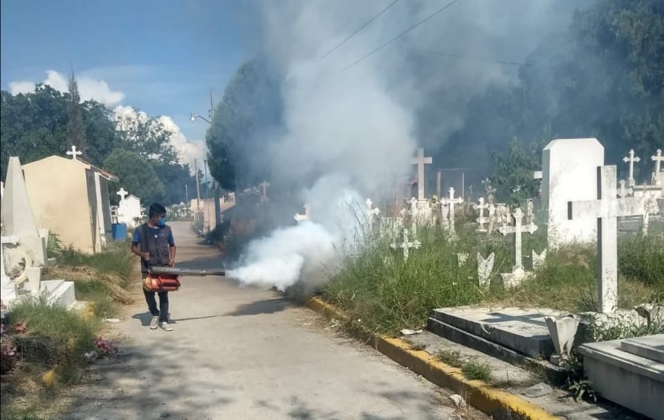 En los cementerios de Ciudad Victoria se retiró basura y maleza. (Cortesía)