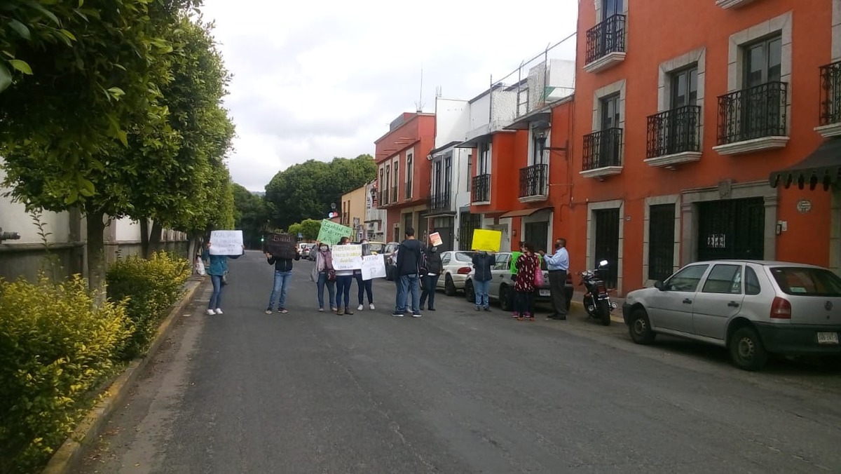 Docentes egresados de escuelas normales privadas se manifestaron para denunciar que han sido discriminados. (Especial)