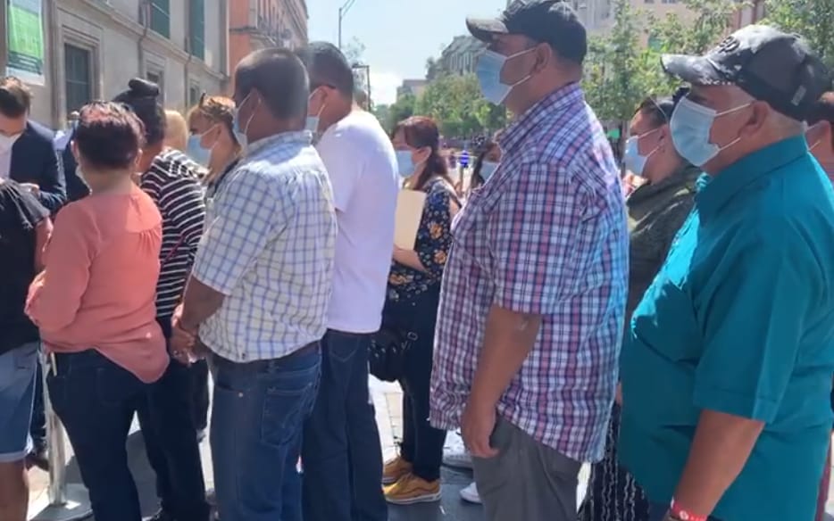 Los familiares de los mineros ingresaron a Palacio Nacional por la puerta 8. (César Velázquez)