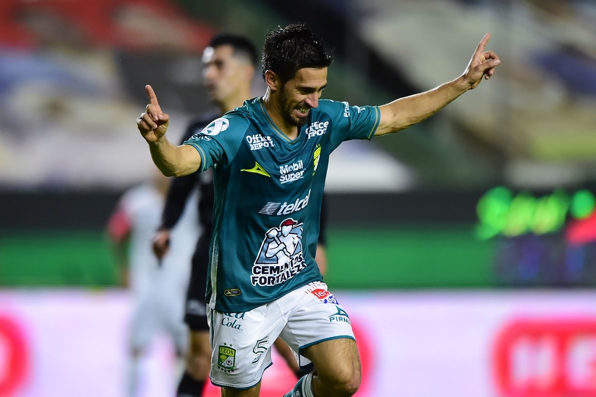 Fernando Navarro fue clave con un gol y una asistencia. Mexsport