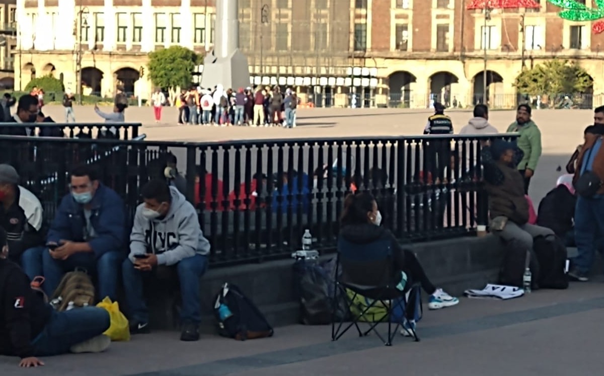 Los inconformes comenzaron a llegar al Zócalo capitalino desde las primera horas de la mañana. (César Velázquez)