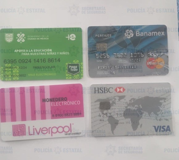 Les encontraron cuatro tarjetas al detenerlos.