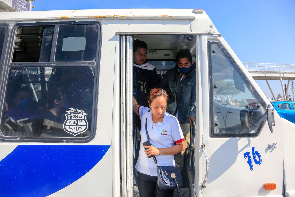 Una mujer desciende del transporte público. (Andrés Lobato)