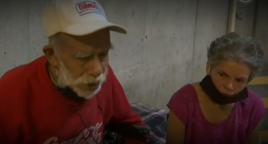 Padre e hija vivían en el estacionamiento de la Plaza Mayor de Torreón. (Especial)