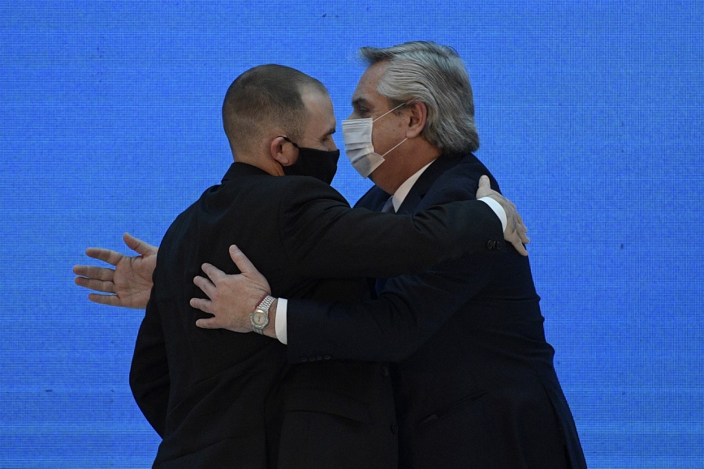 El presidente de Argentina, Alberto Fernández, junto a su ministro de Economía, Martín Guzmán. (AFP)