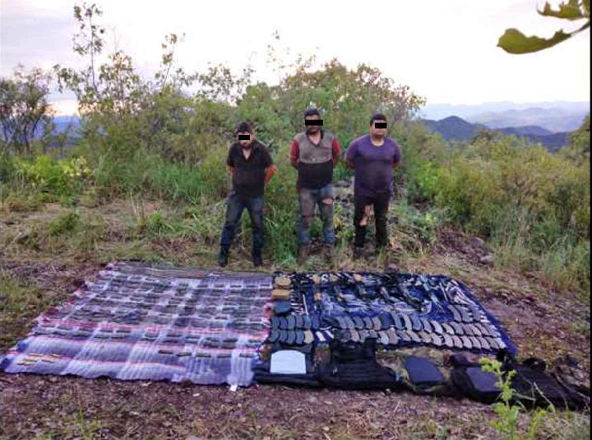 Tres personas con armas largas fueron detenidas en el lugar.