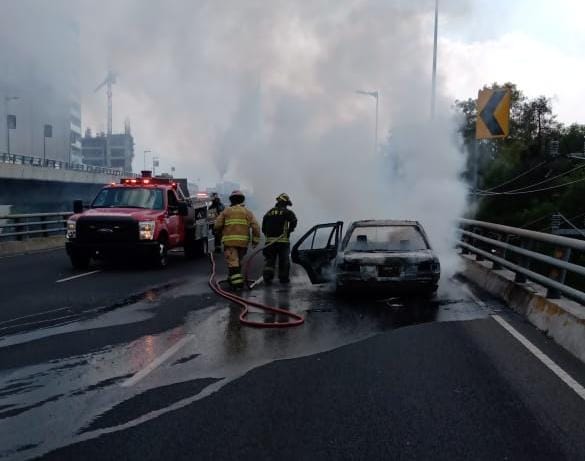 Bomberos de CdMx acudieron al lugar del incendio para atender la emergencia. (Especial)