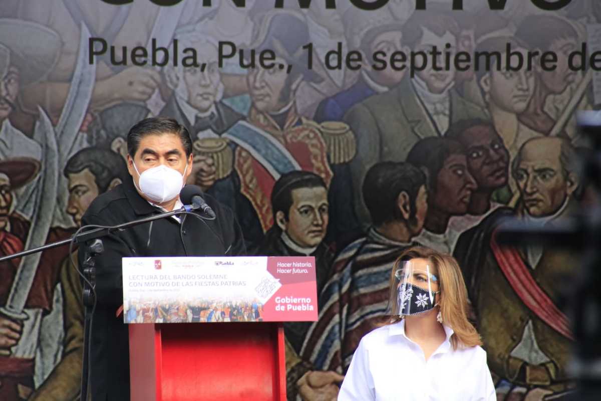 Ceremonia de izamiento de bandera y lectura de bando solemne. (Andrés Lobato)