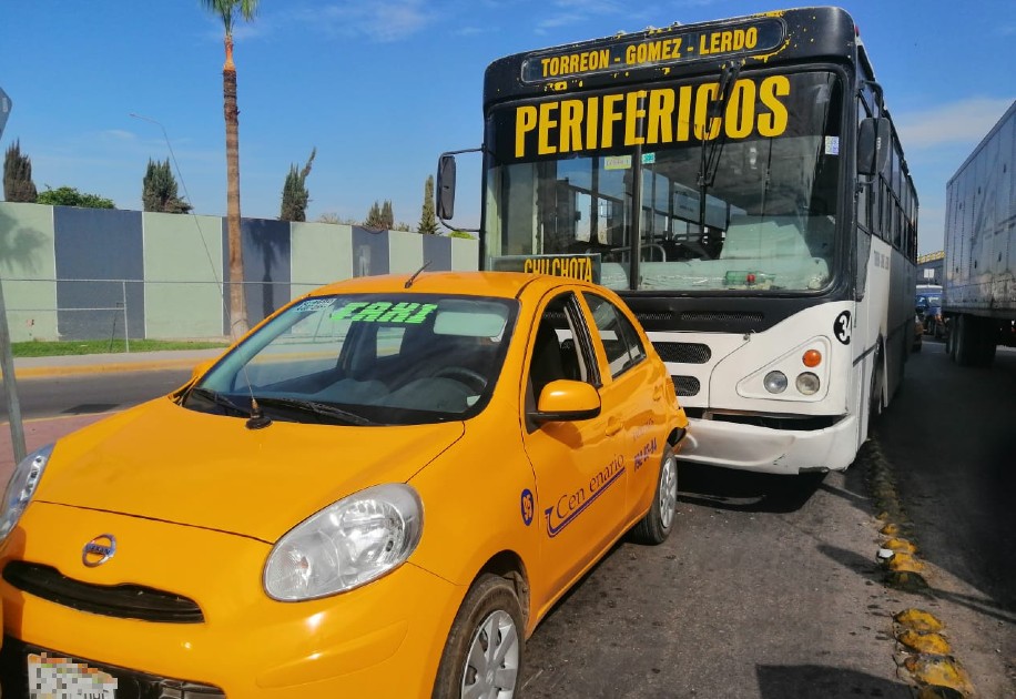 El chofer le pegó a un taxi Nissan March que estaba delante de él. (Milenio Digital)