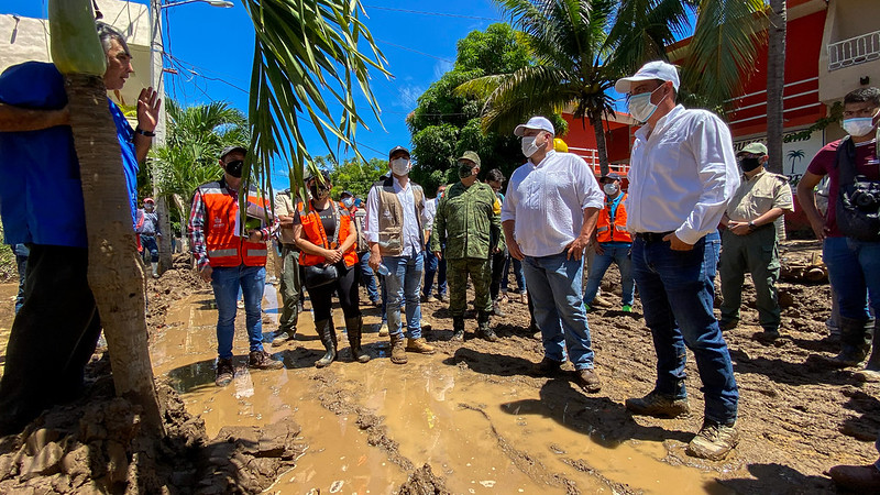 Enrique Alfaro recorrió  localidades de la costa afectadas por el paso de 'Hernán)