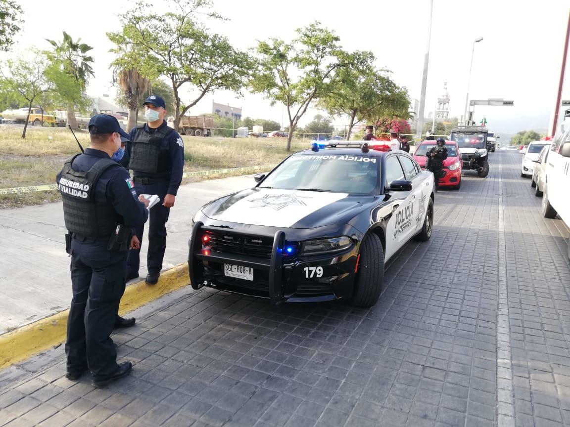 Hallan hombre muerto colgando de un árbol en el centro de Monterrey. Foto: Agustín Martínez.