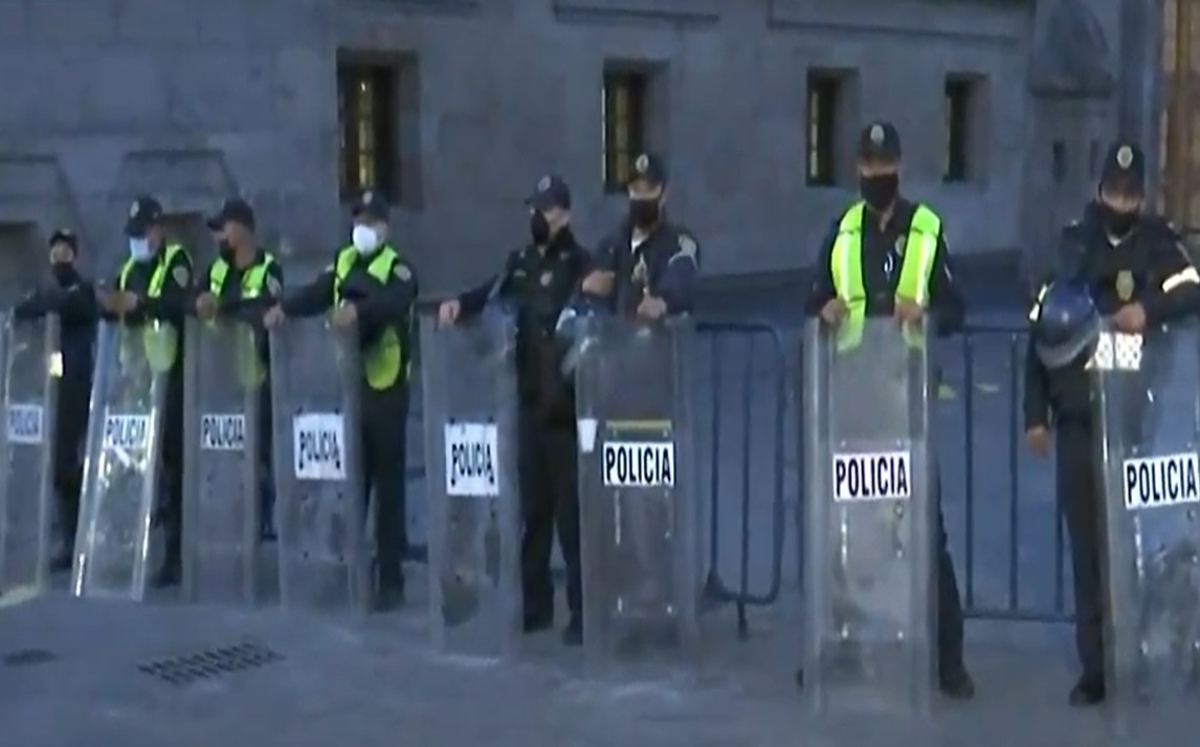 Policías de CdMx vigilan las afueras de Palacio Nacional./ Milenio