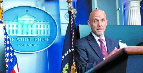 Stephen Hahn fue duramente criticado por elevar las cifras de éxito del plasma de convalecientes. EFE