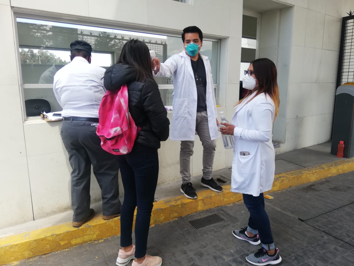 Universitarios realizan examen EGEL. (Elizabeth Hernández)