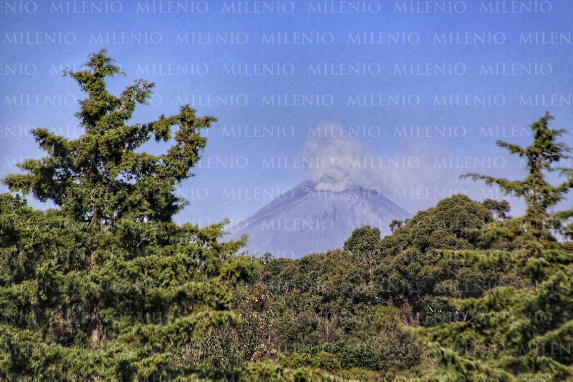Momento de actividad volcánica registrada está mañana en el Popocatépetl. (Andrés Lobato)
