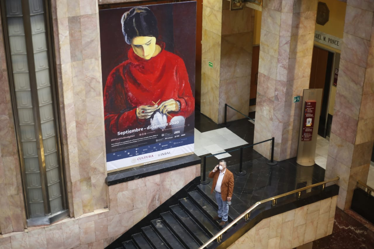 Un asistente camina en Bellas Artes el día de la reapertura. (Foto: Araceli López)