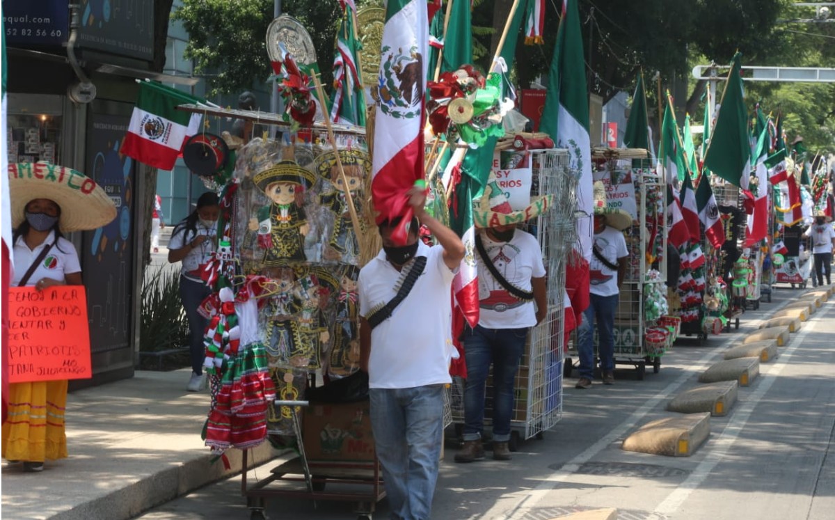 Bandereros en la alcaldía Cuauhtémoc. (Javier Ríos)