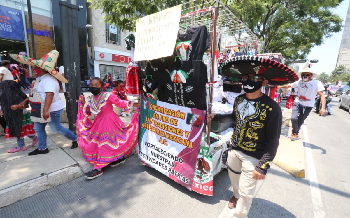 En los carritos venden silbatos, sombreros, banderas, entre otros artículos alusivos a las fiestas patrias./ Javier Ríos