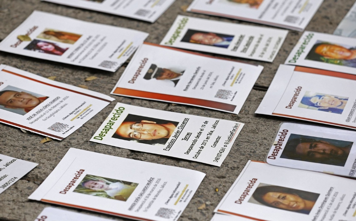 Carteles con fotos de personas desaparecidas en la banqueta, colocadas el 30 de agosto. (Cuartoscuro)