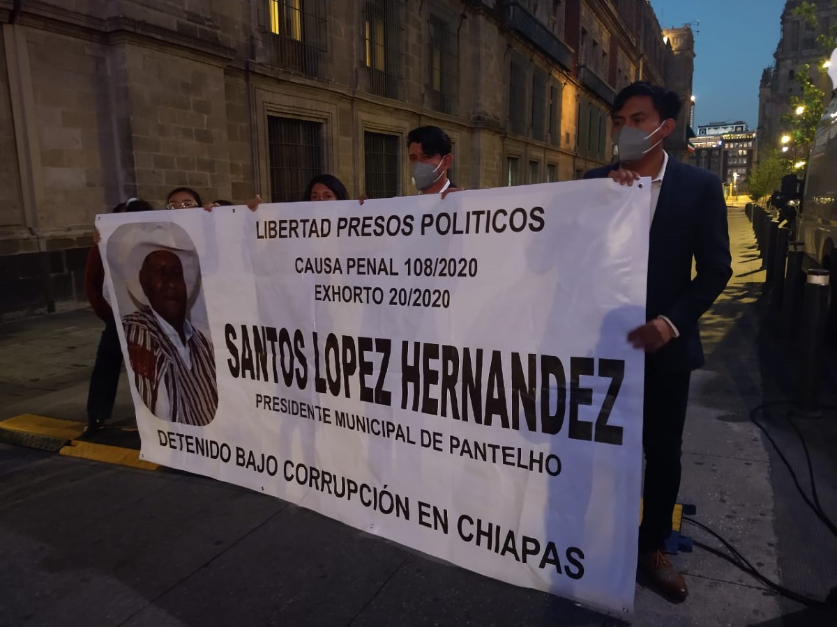 Familiares del presidente municipal, Santos López, protestan en Palacio Nacional. | César Velázquez