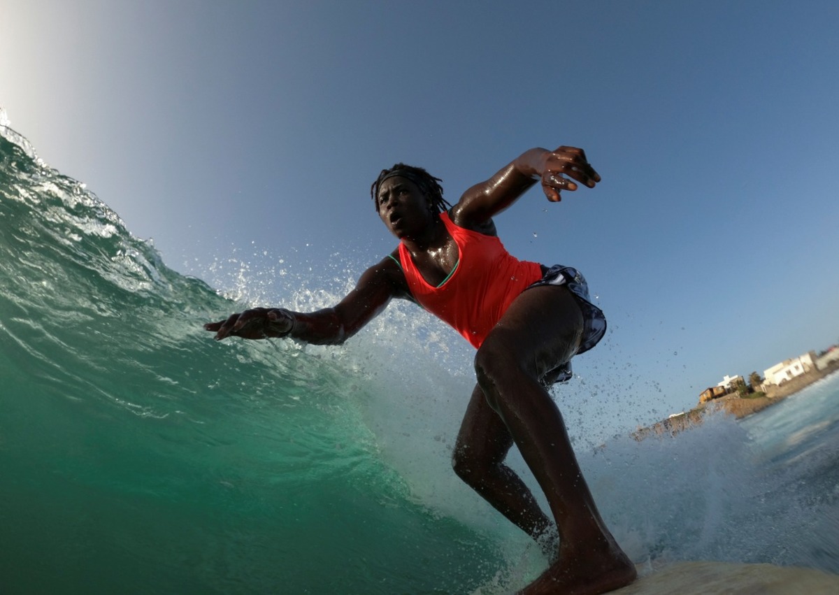 Khadjou Sambe, de 25 años, es la primera surfista profesional de Senegal.