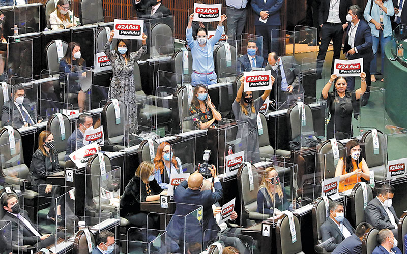 Legisladores de oposición muestran pancartas de inconformidad ante los resultados de la 4T. (Especial)