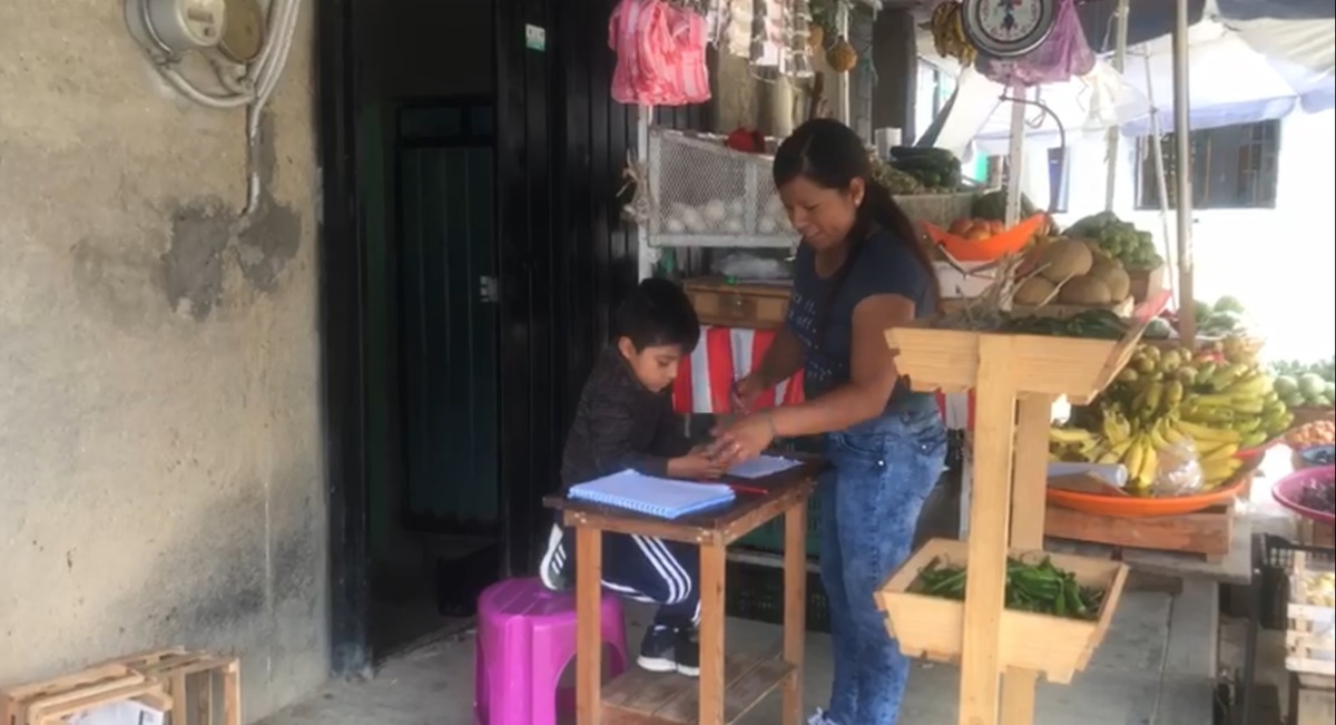 La madre apoya a su hijo a tomar sus clases. (Óscar Rodríguez)