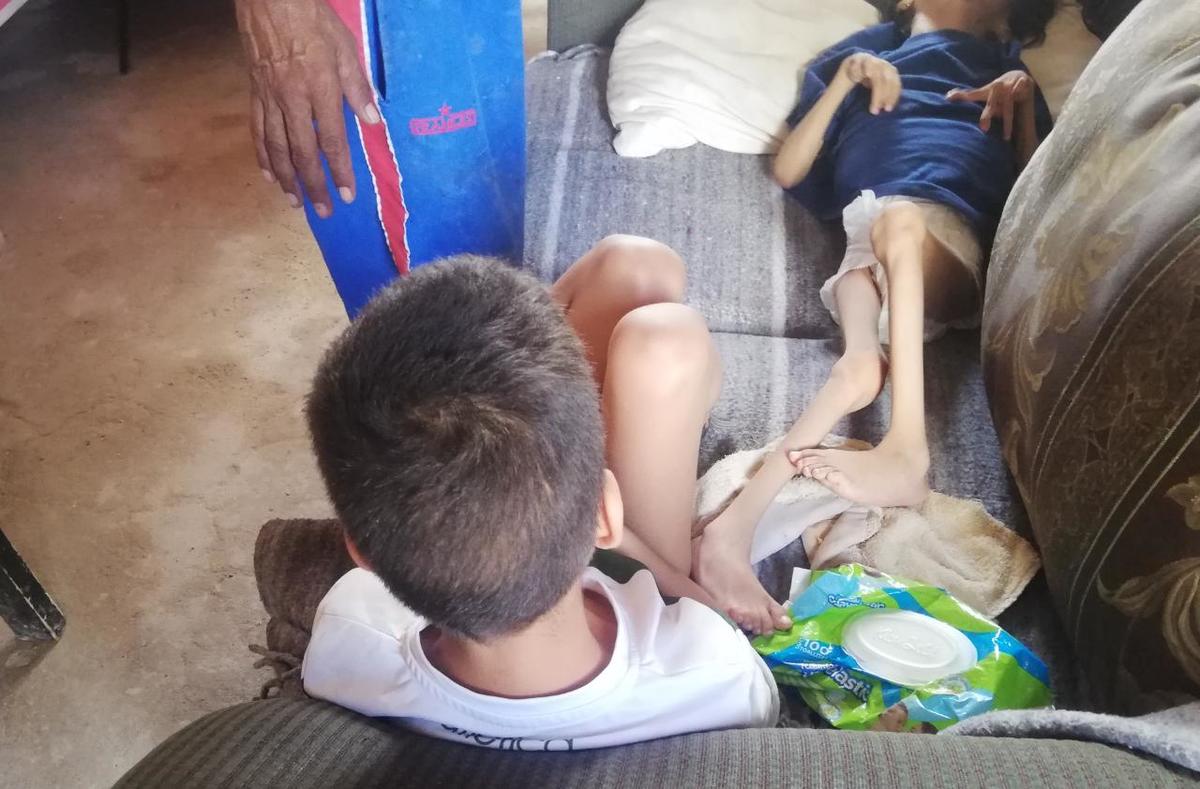Omar y su hermana Cristal, las 24 horas del día son atendidos por sus padres. (Especial)