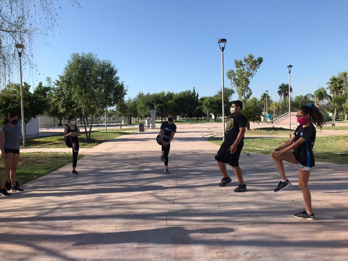 Una de las recomendaciones que el entrenador hace, es que aprovechen los sábado y domingos de 8 a 11 de la mañana para salir a un parque. (Especial)
