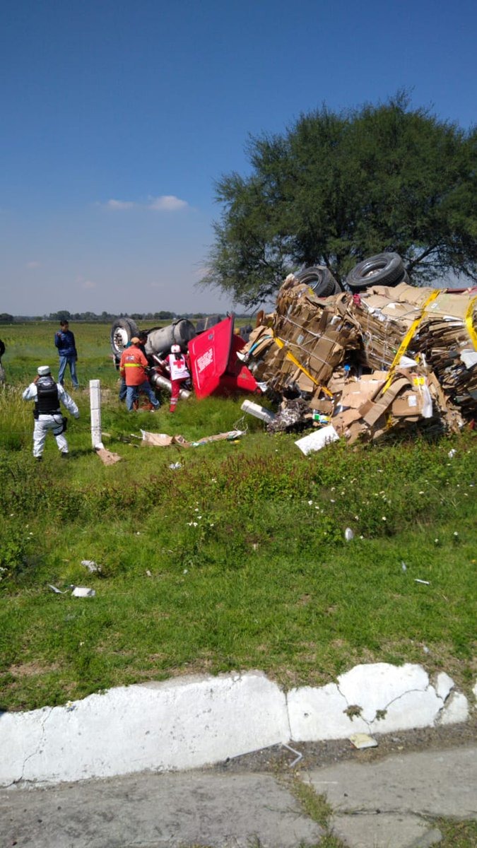 Transportaba cartón y volcó al parecer por exceso de velocidad.
