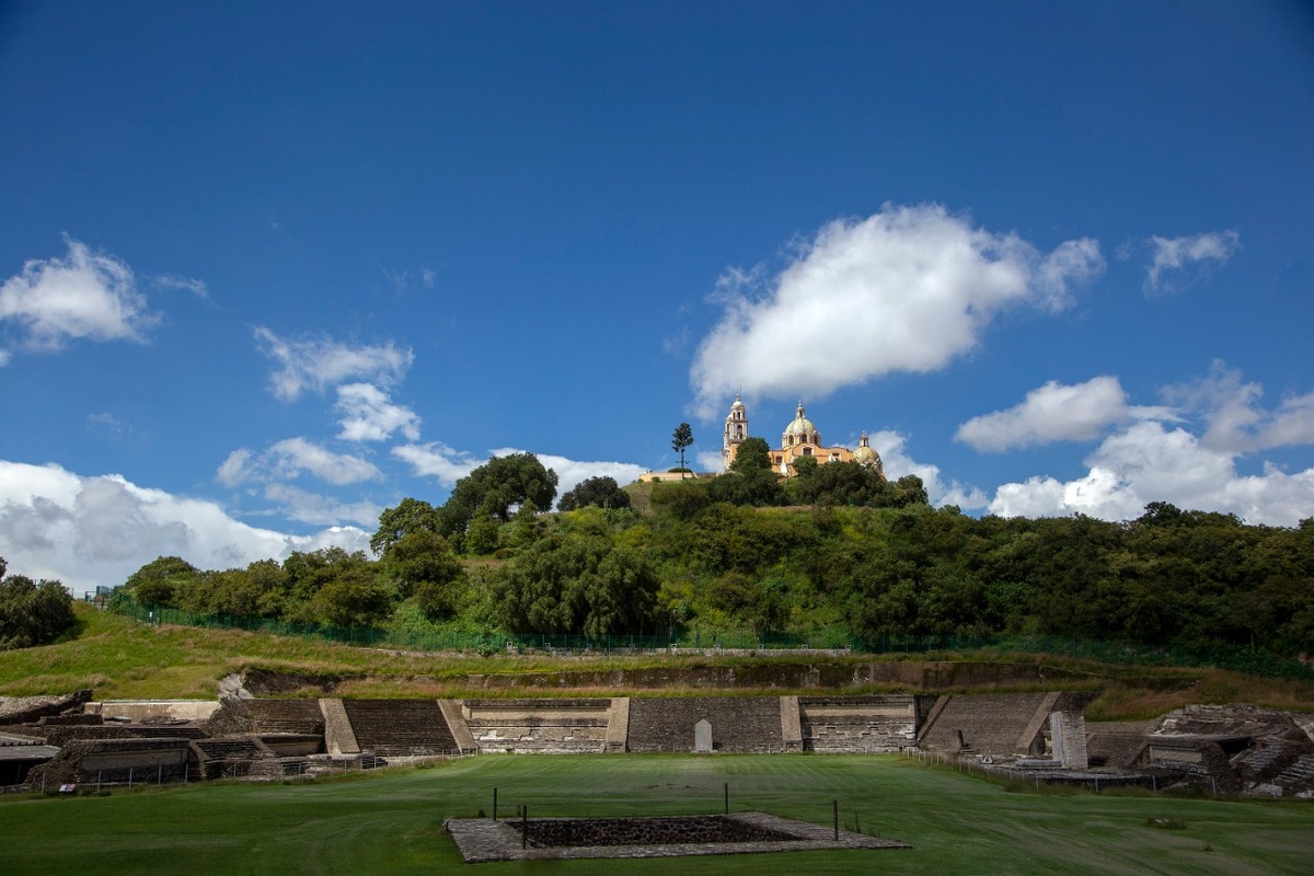 Vista de la zona arqueológica que caracteriza al Pueblo Mágico de Cholula. (Andrés Lobato)