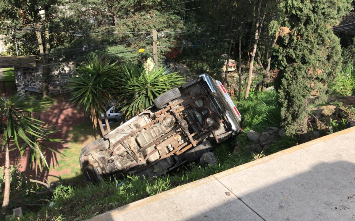 Volcadura en la carretera Picacho-Ajusco. (Jorge Becerril)