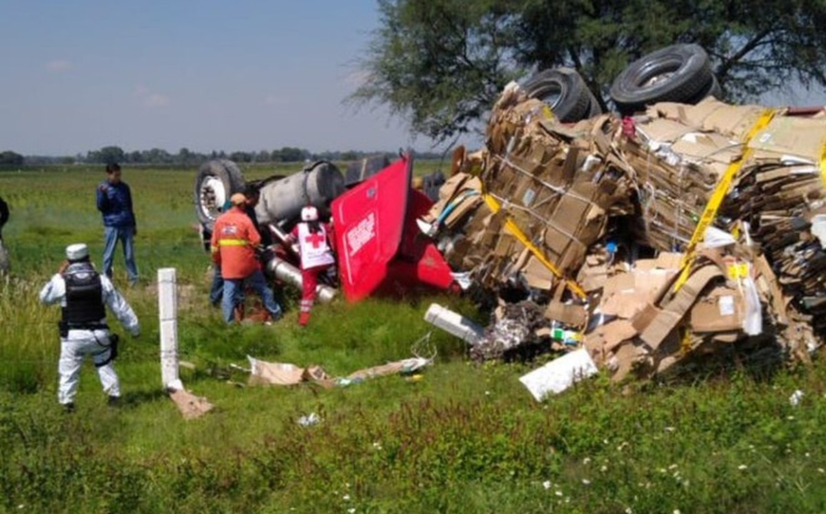 Vuelca tráiler en el CEM; reportan grave al chofer
