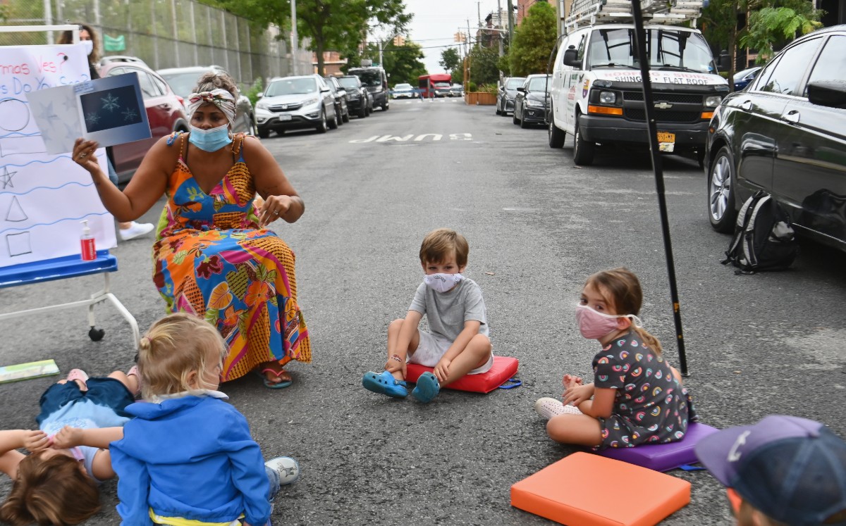 El alcalde de Nueva York y los expertos aseguran que es esencial que los niños de bajos recursos asistan a la escuela de manera presencial. (AFP)