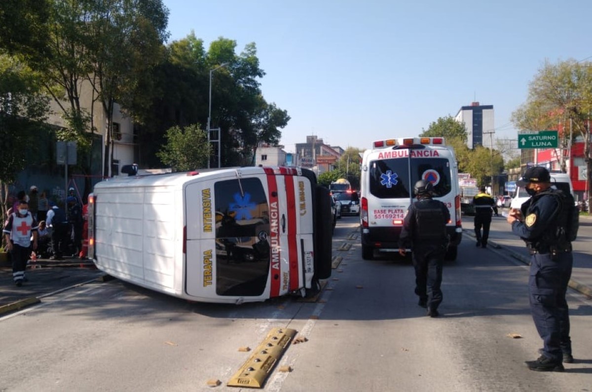 La ambulancia se volcó en el cruce de Eje 1 Norte y Júpiter. | César Velázquez