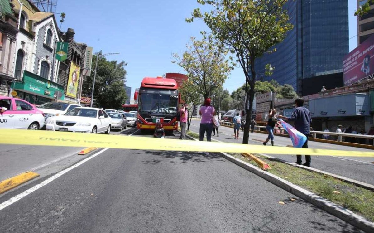 En CdMx, activistas LGBTI bloquean avenida Insurgente