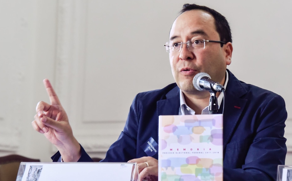 Ciro Murayama, consejero electoral del INE, durante la presentación de libros. (Cuartoscuro)